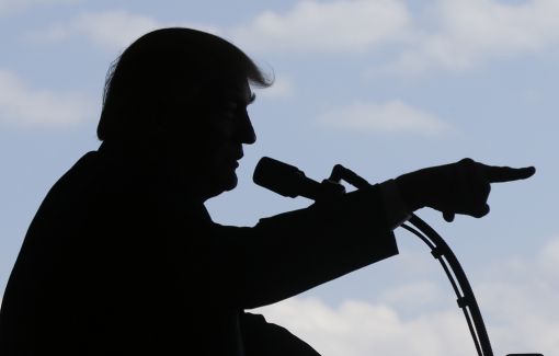 Trump in Taormina Präsident Trump torpediert am G7-Gipfel im sizilianischen Taormina jedes Übereinkommen. Bei fast allen wichtigen Themen hat er eine andere Meinung als die übrigen sechs Industriestaaten. Ein gemeinsamer Nenner ist nicht zu finden. Die Abschlusserklärung trotzt vor nichtssagenden Floskeln. Trump machte deutlich: Es gibt Amerika und den Rest. Die G7 gibt es faktisch nicht mehr. (Foto: Keystone/AP/Luca Bruno)