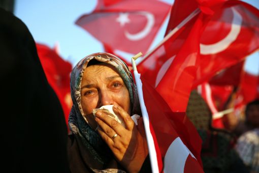 Türkei Eine Türkin während eines Auftritts von Recep Tayyip Erdoğan in Istanbul. Noch kann der türkische Präsident auf Dutzende Millionen Türkinnen und Türken zählen. Er und seine Anhängerinnen und Anhänger gedenken jetzt des gescheiterten Umsturzversuches vor drei Jahren. (Foto: Keystone/AP/Lefteris Pitarakis)