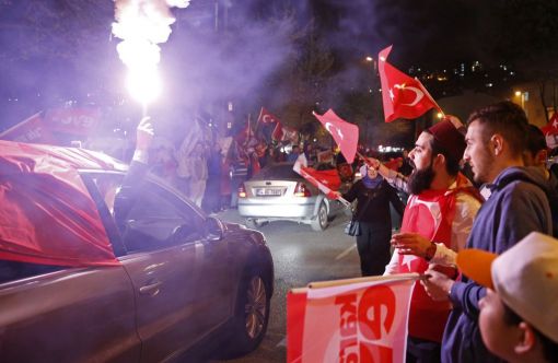 Türkei In den Strassen von Istanbul und Ankara feiern die Anhänger des Präsidenten die ganze Nacht. (Foto: Keystone/AP)