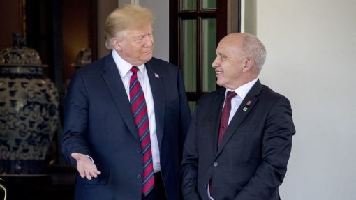 Trump, Maurer Zum zweiten Mal wird ein Schweizer Bundespräsident im Weissen Haus empfangen. Donald Trump und Ueli Maurer sprechen im Oval Office 40 Minuten miteinander. Maurer betont anschliessend, das Treffen habe in freundschaftlicher Atmosphäre stattgefunden. Trump bedankt sich für die Guten Dienste der Schweiz. Erörtert wird auch ein mögliches Freihandelsabkommen zwischen den beiden Ländern. 1992 war Bundespräsident René Felber im Weissen Haus empfangen worden. (Foto: Keystone)