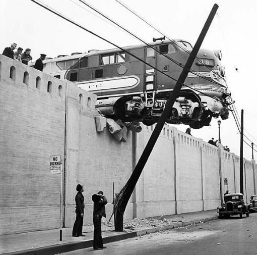 Los Angeles Eine „Santa Fe“-Diesellokomotive eines Personenzugs kommt im Hauptbahnhof von Los Angeles, der Union Station, nicht zum Stehen und und hängt über der Aliso Street. Verletzt wird niemand. (Foto: Library of Congress)