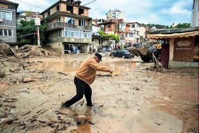 Varna Starke Regenfälle gehen über Ostbulgarien nieder. Elf Menschen sterben, unter ihnen zwei Kinder. Das Bild stammt von der Schwarzmeer-Stadt Varna. (Bild: Keystone/EPA)