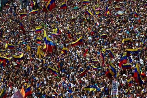 Venezuela Der venezolanische Präsident Nicolás Maduro gerät mehr und mehr unter Druck. Zehntausende fordern in Caracas seine Absetzung. Ihm wird vorgeworfen, das einst reiche Venezuela ins wirtschaftliche Chaos geführt und ein diktatorisches Regime errichtet zu haben. Präsident Trump verhängt Sanktionen über das Land. Russland und China sagen Maduro ihre Unterstüzung zu. (Foto: Keystone/AP/Rodrigo Abd)