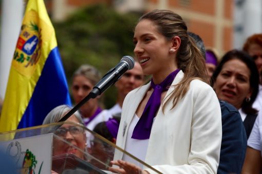 Venezuela, Fabiana Rosales First Lady in Spe? Fabiana Rosales, eine 26-jährige Journalistin und Frau des selbsternannten venezolanischen Präsidenten Juan Guaidó, fordert am „Tag der Frau“ in Caracas die Bevölkerung zum Widerstand gegen „das tyrannische Regime von Präsident Maduro“ auf. Venezolanische Medien bezeichnen Rosales als „la primera dama más linda“ (die hübscheste First Lady). Ende März empfängt Donald Trump Fabiana Rosales im Weissen Haus. Im Laufe des Jahres ist es ruhiger geworden um Juan Guaidó und seine Frau. (Foto: Keystone/EPA/Rayner Pena)