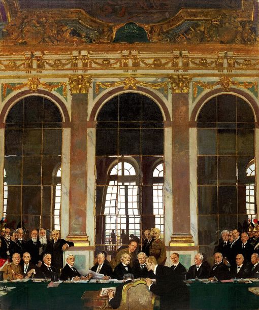 Versailles, Friedensvertrag Im Spiegelsaal von Versailles unterschreibt Deutschland unter Druck und unter Protesten den Friedensvertrag von Versailles. Im Bild vorne: Der Deutsche Johannes Bell unterzeichnend mit Hermann Müller (über ihn gebeugt) den Vertrag. In der Mitte (mit Schnauz) Georges Clemenceau (Frankreich), links von ihm der amerikanische Präsident Woodrow Wilson, rechts von Clemenceau Lloyd Geroge (Grossbritannien). - Der Vertrag war am 18. Januar 1919 auf der Pariser Friedenskonferenz im Schloss Versailles geschlossen worden. Damit endet der am 11. November 1918 mit dem Waffenstillstand von Compiègne zu Ende gegangene 1. Weltkrieg auch völkerrechtlich. Im Vertrag wird Deutschland allein für den Ausbruch des 1. Weltkrieges verantwortlich gemacht. Zu den Unterzeichnern gehörten die USA, das Vereinigte Königreich, Frankreich, Italien, Japan, Belgien und andere. Deutschland durfte an den Verhandlungen nicht teilnehmen und wurde zu Abrüstung, Gebietsabtretungen und Reparationszahlungen verpflichtet. Die Mehrheit der Deutschen empfanden der Vertrag als demütigendes Diktat. Der Vertrag gilt auch als Gründungsakte des Völkerbundes. (Foto: PD)