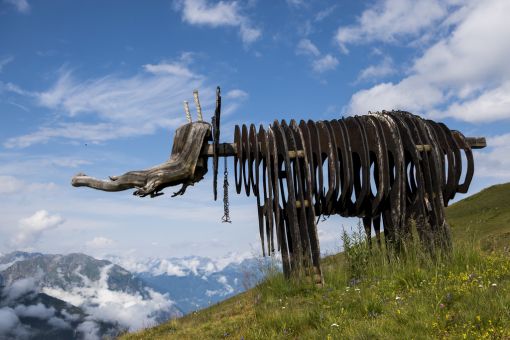 Wallis, Kunst am Berg „Elephant Walk" heisst diese Skulptur des britischen Künstlers Zav Ové. Sie steht auf einer Weide bei La Chaux et Les Ruinettes bei Verbier im Unterwallis. (Foto: Keystone/Jean-Christophe Bott)