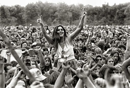 Woodstock 15. August 1969: In Bethel im amerikanischen Bundesstaat New York beginnt das Woodstock-Open-Air-Musikfestival. Es dauert bis zum Morgen des 18. August. 32 Bands und Solokünstler treten auf, unter ihnen Jimi Hendrix, Janis Joplin, Joan Baez, Santana, Joe Cocker und The Who. Das Festival gilt als Höhepunkt der Hippie-Bewegung und wird zum Symbol des friedliebenden, „besseren“ Amerikas. Austragungsort ist ein Feld eines Bauern in White Lake (eines Republikaners mit Sympathien für den Vietnam-Krieg) nahe der Kleinstadt Bethel. Fast 500’000 Menschen besuchen das Festival. Wegen des schlechten Wetters herrschen teils chaotische Zustände. Auch die hygienischen Verhältnisse lassen zu wünschen übrig. Woodstock ist auch bekannt für den Drogenkonsum vieler Musiker und Besucher. Das Festival hätte usprünglich 70 Kilometer südwestlich von Bethel, in Woodstock, stattfinden sollen, daher der Name des Anlasses. Woodstock und sein Spirit sind zu einem Mythos geworden, die für Freiheit, Toleranz, Aufbruch, Selbstbestimmung, Naturverbundenheit und freier Liebe stehen – für eine Gegenkultur, die tiefe Spuren hinterlässt. (Foto: Cleveland Scene via Wikimedia Commons)