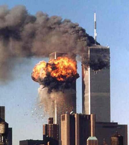 Die brennenden Haupttürme des World Trade Centers. Manche Verschwörungstheoretiker sprechen von einer «kontrollierten Sprengung» - mindestens im Fall des später eingestürzten dritten Turms (WTC 7) 