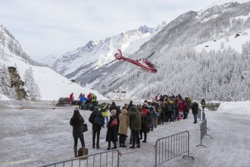 Zermatt Zermatt ist von der Aussenwelt abgeschnitten. Touristen warten darauf, mit dem Helikopter ausgeflogen zu werden. Wegen heftiger Schneefälle und grosser Lawinengefahr sind auch die Zufahrtsstrassen nach Saas-Fee, Leukerbad und zu andern Tälern gesperrt. Über den Oberalppass verkehren keine Züge. Der Autoverlad durch den Furka-Tunnel ist unterbrochen. Die Strassen ins Goms sind nicht befahrbar. Die Matterhorn–Gotthard-Bahn stellt den Betrieb auf mehreren Strecken ein. (Foto: Keystone/Dominic Steinmann).