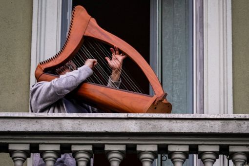 Rom Die Regierung verordnet einen strikten Lockdown. Die Italiener und Italienerinnen dürfen pro Tag höchstens eine halbe Stunde ins Freie. Sie machen das Beste daraus. Viele zeigen sich an den Fenstern und auf Balkonen. Sie singen, machen Musik und schwatzen mit den Nachbarn in den Fenstern gegenüber.
