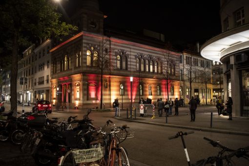 Die beleuchtete Synagoge Löwenstrasse in Zürich. (Foto: (KEYSTONE/Ennio Leanza)