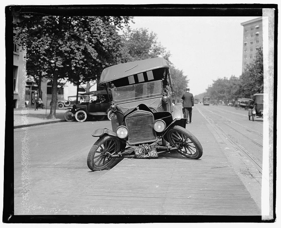 Ob dieses Ford Modell T einen Achsbruch oder einen Unfall (oder beides) hatte, ist nicht bekannt. Der Wagen steht auf einer Traminsel. Das Bild stammt aus dem Jahr 1922 und wurde in Washington D. C. aufgenommen. 

Von 1908 bis 1927 wurden in den USA 15 Millionen Ford-T-Modelle gebaut. Bis 1972 war der Ford-T das meistverkaufte Auto der Welt. Dann wurde er vom VW-Käfer abgelöst. Während des Ersten Weltkrieges wurde auch eine Ford-T-Panzerversion entwickelt.  (Foto: Library of Congress, Washington)



