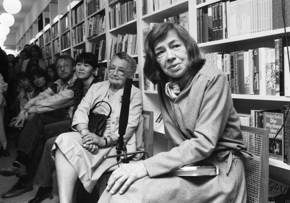 Patricia Highsmith Vor 25 Jahren, am 4. Februar 1995, starb in Locarno die amerikanische Schriftstellerin Patricia Highsmith. Das Bild zeigt sie am 29. Mai 1982 während einer Lesung in einer Buchhandlung am Zürcher Rennweg. (Foto: Keystone/Str)
Patricia Highsmith, Meisterin der psychologischen Kriminalromane, gelang schon mit ihrem ersten Roman „Stranger on a Train“ der Durchbruch. Das Buch wurde 1951 von Alfred Hitchcock verfilmt. Populär wurde sie auch durch die Romanfigur Tom Ripley („Der talentierte Mr Ripley“). Sie lebte lange Zeit an der Amalfi-Küste, in Grossbritannien und im Tessin.