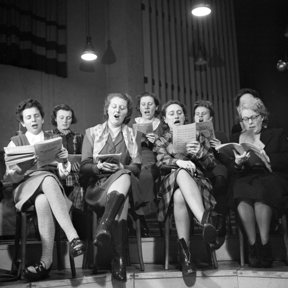 Radio-Chor Zürich Schallplatten gab es zwar schon lange, doch Live-Übertragungen von Radio-Chören waren beliebt. Das Bild stammt aus dem Jahr 1946 und zeigt den Radio-Chor Zürich, dirigiert von Kapellmeister Hofmann.
(Foto: Keystone/Photopress-Archiv/Gerber)