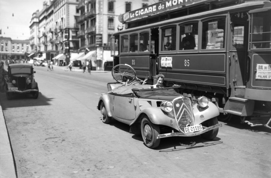 Als es noch keine Velo-Wege gab... Ein Autofahrerin fährt mit ihrem Fahrrad durch Genf. Das Bild ist 75 Jahre alt. 

(Foto: Keystone/Photopress-Archiv/Gilbert Meylan)