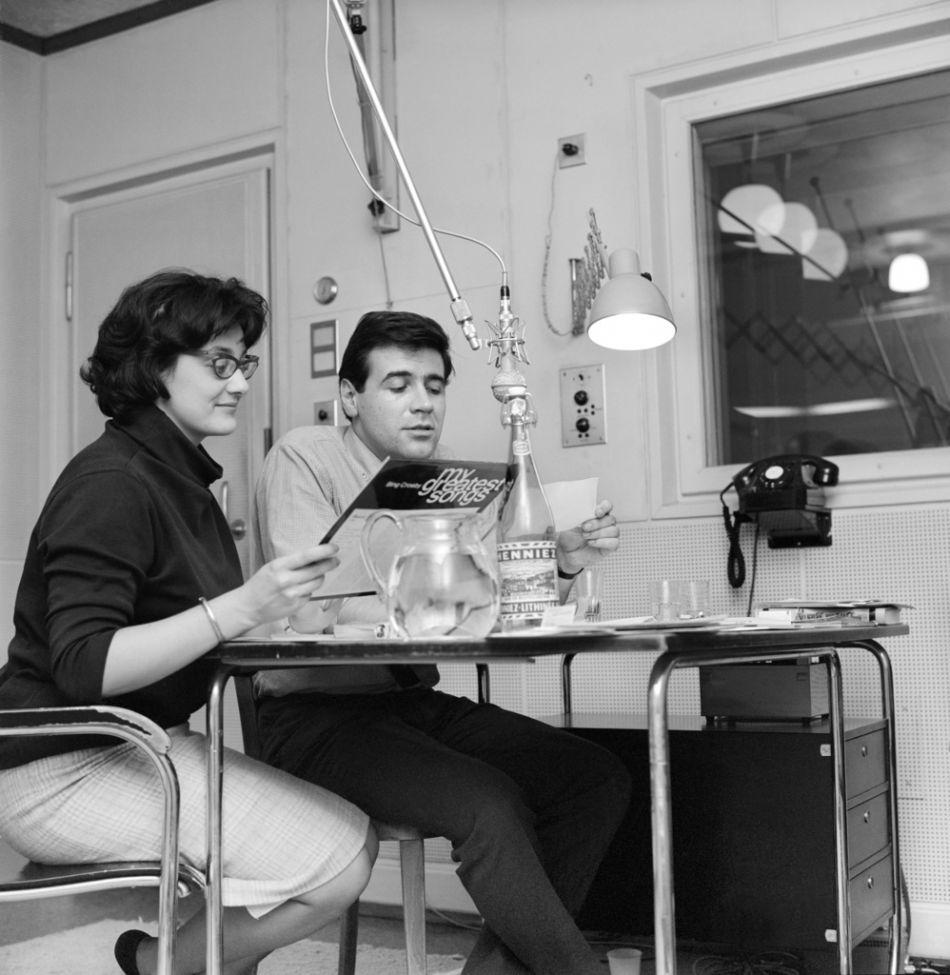 Elisabeth Schnell, Mäni Weber Das Bild ist fast 56 Jahre alt. Die Radiomoderatoren Elisabeth Schnell und Mäni Weber moderieren in der Nacht vom 4. auf den 5. November 1964 die Sendung über die amerikanischen Wahlen. Regelmässig zugeschaltet wird Heiner Gautschy aus New York. Elisabeth Schnell, eine der legendärsten Stimmen von „Radio Beromünster“, starb am vergangenen Wochenende im Alter von 90 Jahren im Berner Oberland.
1954 war sie erstmals am Radio aufgetreten. Sie gilt als Erfinderin der populären Freitagabendsendung „Nachtexpress“.
Die amerikanischen Wahlen im November 1964 gewann der Demokrat Lyndon B. Johnson mit 61,1 Prozent der Stimmen vor dem Republikaner Barry Goldwater mit 38,5 Prozent. (Foto: Keystone/Photopress-Archiv/Str)