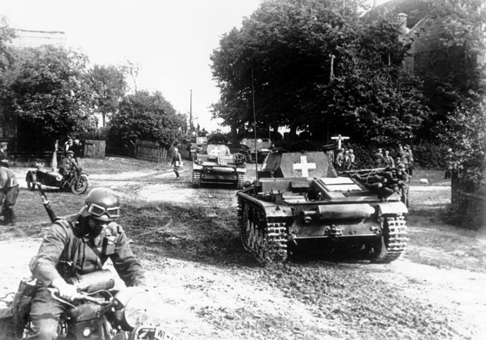 Überfall auf Polen Deutsche Panzer mit Schweizerkreuz beim Überfall auf Polen: Vor achtzig Jahren beginnt der Zweite Weltkrieg. Am 31. August 1939 befiehlt Hitler den Angriff auf den östlichen Nachbarstaat. Ohne formale Kriegserklärung rücken deutsche Truppen von Norden und Süden auf polnisches Gebiet vor. Anderthalb Millionen deutsche Soldaten, unterstützt von der Luftwaffe, beteiligen sich an dem Überfall. Die Schweiz protestiert offiziell, weil die Panzer ein weisses Kreuz tragen, das dem Schweizerkreuz gleicht. (Foto: Keystone/AP)
Begonnen hatte der Überfall am 1. September kurz nach Sonnenaufgang. Das deutsche Linienschiff Schleswig-Holstein beschoss ein polnisches Munitionslager auf der Westerplatte, einer Halbinsel bei Danzig.
Als erste Stadt wurde Wielùn um 04.37 Uhr bombardiert. 70 Prozent der Häuser wurden zerstört, unter anderem das Spital. 1200 Menschen starben.
Hitler rechtfertigt den Überfall auf Polen mit dem fingierten, nie stattgefundenen Angriff polnischer Partisanen auf den Sender Gleiwitz. Zudem erklärt er, deutsche Soldaten seien auf deutschem Gebiet von polnischen Soldaten angegriffen worden. In einer Reichstagsrede sagte er am 1. September: „Seit 5.45 Uhr wird jetzt zurückgeschossen. Und von jetzt ab wird Bombe mit Bombe vergolten.“ Hitler sprach stets von einem „aufgezwungenen Krieg“.
Am 3. September erklärten Frankreich und Grossbritannien dem Deutschen Reich Krieg. Hitler hatte zuvor ein französisches Ultimatum abgelehnt, sich aus Polen zurückzuziehen.
Am 8. September erreichten die deutschen Truppen Warschau. Die polnische Hauptstadt kapitulierte am 28. September.
(J21)