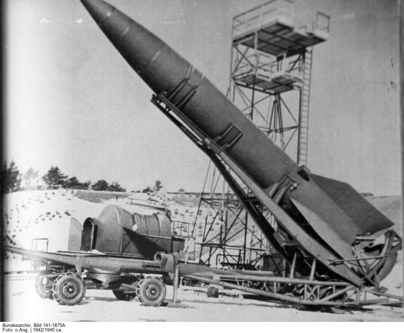 V2 Mit dieser Rakete wollte Hitler den Krieg doch noch gewinnen. Am 8. September 1944 – vor 75 Jahren – schoss die Deutsche Wehrmacht die erste V2-Rakete auf London ab.
Das Geschoss, das von Werner von Braun entwickelt worden war, wurde von der deutschen Propaganda als „Wunderwaffe“ bezeichnet. Viele Deutsche gaben den Krieg 1944 schon verloren, doch die V2 hätte die kriegsentscheidende Wende bringen sollen. Goebbels bezeichnete die Rakete umgehend als „Vergeltungswaffe 2“. Insgesamt starben beim Einsatz von V2-Raketen 8’000 Menschen, vor allem in London und Antwerpen. Das zwischen 1942 und 1945 aufgenommene Bild zeigt eine V2 auf dem Raketenversuchsgelände in Peenemünde. (Foto: Deutsches Bundesarchiv, Bild Nr Bild 141-1875A/Library of Congress Washington)
Insgesamt wurden 3’200 V2 abgefeuert. Die erste Rakete, die auf London abgeschossen wurde, schlug im Stadtteil Chiswick ein und forderte drei Tote. Die folgenden Angriffe waren weit mörderischer. Bei Angriffen auf London starben insgesamt 1’358 Menschen.
Bei der Produktion des Geschosses kamen bis zu 20’000 KZ-Häftlinge und Zwangsarbeiter ums Leben.
Die Rakete wurde von mobilen Startrampen aus abgeschossen. Die V2, die ursprünglich „Aggregat 4“ hiess, wurde ab 1939 entwickelt und erstmals 1942 getestet. Sie erreichte eine Spitzengeschwindigkeit von fast 5’000 km/h. Bei einem Senkrechtstart am 20. Juni 1944 erzielte sie eine Höhe von 175 Kilometern.
Die V2 löste die V1 (Fieseler F1 103) ab: eine Art erster Marschflugkörper mit Flügeln. Von ihr wurden etwa 12’000 Stück gebaut. Auch sie wurde auf London und Antwerpen abgeschossen. Ihre Treffgenauigkeit war schlecht, oft stürzte sie ab.
(J21)