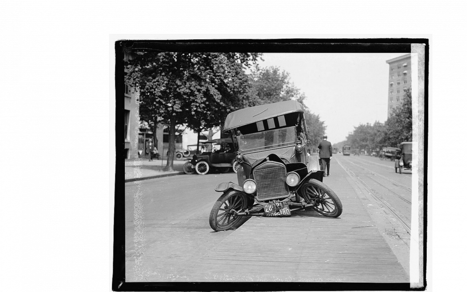 Ford T Ob dieses Ford Modell T einen Achsbruch oder einen Unfall (oder beides) hatte, ist nicht bekannt. Der Wagen steht jetzt auf einer Traminsel. Das Bild stammt aus dem Jahr 1922 und wurde in Washington D. C. aufgenommen.
(Foto: Library of Congress, Washington)