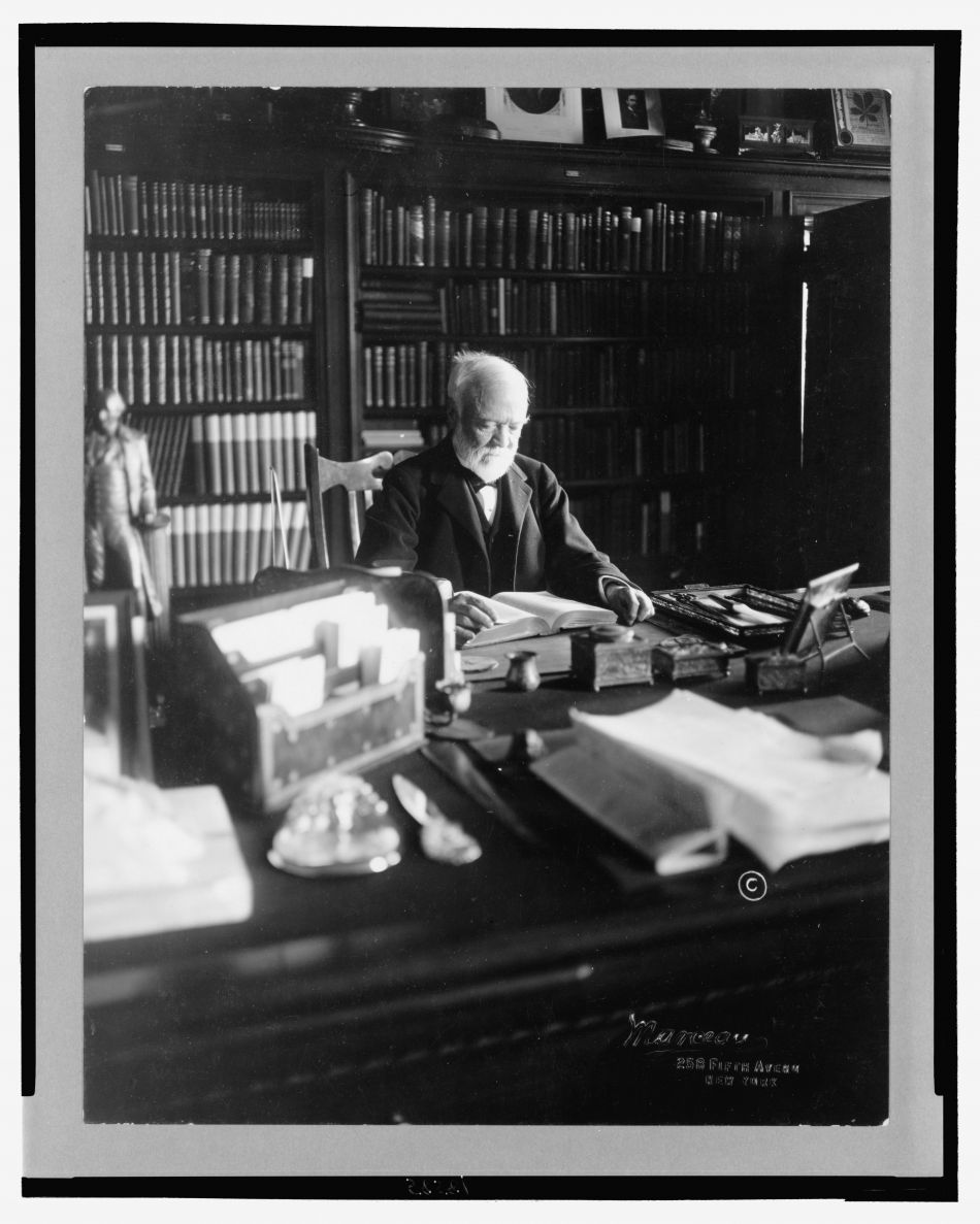 Andrew Carnegie Andrew Carnegie, der am 11. August 1919 verstarb, galt damals als einer der drei reichsten Männer der Welt. Reicher als er waren nur John D. Rockefeller und Cornelius Vanderbilt. Bis heute erinnert die Carnegie Hall in New York daran, dass ihr Namensgeber als Mäzen und als Philanthrop mindestens so bedeutend war wie als Unternehmer. Für diese kulturellen Zwecke soll er etwa 350 Millionen US-Dollar eingesetzt haben, was einem heutigen Wert von 9,1 Milliarden US-Dollar entspricht.
Der Lebenslauf von Andrew Carnegie erinnert ein bisschen an den amerikanischen Horatio-Alger-Mythos: vom Tellerwäscher zum Millionär. Tatsächlich kam Andrew Carnegie 1835 in Schottland als Sohn eines Webers in einfachen Verhältnissen zur Welt. 1848 wanderte die Familie nach Amerika aus, und sofort arbeite der 13-jährige Carnegie als Spuler in einer Baumwollspinnerei. Mit 14 Jahren wechselte er in das Telegraphenamt von Pittsburgh und lernte dort das Telegraphieren. Carnegie stieg rasch auf und übernahm nach dem Bürgerkrieg die Leitung der Western Division der Pennsylvania Railroad. Bald verliess er das Unternehmen und machte sich selbständig. Den Durchbruch schaffte er, indem er das neue Henry-Bessemer-Verfahren zur Umwandlung von Gusseisen in Stahl in grossem Stil einsetzte. Mit der Carnegie Steel Company entstand schliesslich das grösste Stahlunternehmen der Welt.
Das Foto entstand im April 1913. (Foto: Library of Congress Prints and Photographs Division Washington, D.C. 20540 USA)