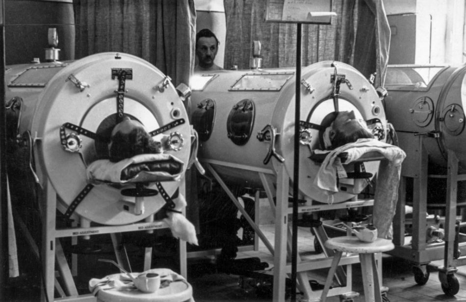 Eiserne Lunge Vor 90 Jahren, am 14. September 1929, wurde der Öffentlichkeit eine Maschine vorgestellt, die ebenso lebensrettend wie berüchtigt war: die Eiserne Lunge. Für manche Zeitgenossen symbolisierte sie die Schrecken der „Apparatemedizin“. Eiserne Lungen halten die Atmung durch die Erzeugung von Unter- und Überdruck in Gang.
Das Gerät wurde von Philip Drinker, Louis Agassiz Shaw und James Wilson an der Harvard University entwickelt. Fairerweise testete Drinker das Gerät erst einmal im Selbstversuch. Der erste Einsatz fand am Children’s Hospital in Boston statt und rettete einem an Poilio erkrankten Mädchen das Leben. Aber der Öffentlichkeit wurde die Eiserne Lunge erst nach der Patentierung vorgestellt.
Das Foto entstand am 19. September 1947 am Auguste-Viktoria-Krankenhaus in Berlin. Das Kinderspital in Boston hatte ihm vier Eiserne Lungen zur Behandlung von Polio-Patienten zur Verfügung gestellt. (Foto: Keystone/IBA-Archiv/Str)