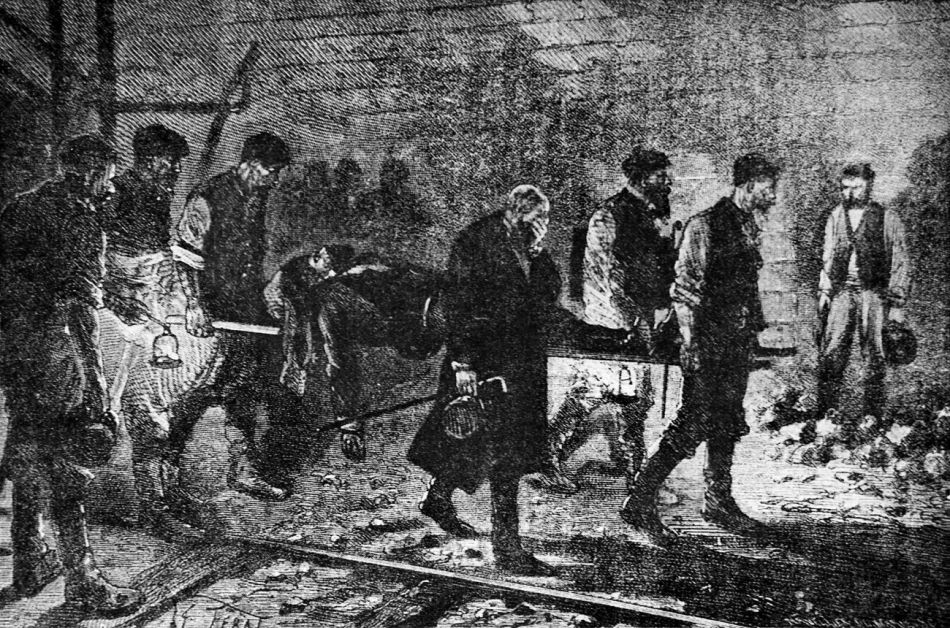 Vor 140 Jahren, am 28. Februar 1880, gelang der Durchstrich im Gotthard-Eisenbahntunnel. Das war ein technischer Triumph. Und der dadurch ermöglichte Verkehr brachte den umliegenden Regionen ganz neue Entwicklungsmöglichkeiten. Aber der Bau hatte auch seine Schattenseiten.

So erlag der Schweizer Ingenieur Louis Favre am 19. Juli 1879 nach einem Herzschlag. Die grössten Belastungen waren für ihn nicht die eigentlichen Bauarbeiten, die im Jahr 1871 begannen. Allerdings wurden diese insbesondere durch geologische Probleme erschwert. Sein Hauptproblem bestand aber in den Auseinandersetzungen mit der Bank und den Arbeitern. 1875 kam es zu einem Streik, der blutig niedergeschlagen wurde. Dadurch verzögerten sich die Bauarbeiten, was schliesslich zum finanziellen Ruin der Familie Favre führte.

Der Holzschnitt zeigt, wie Louis Favre nach seinem Herzschlag aus dem Tunnel gebracht wird. (Foto: Keystone/Photopress Archiv/Str)