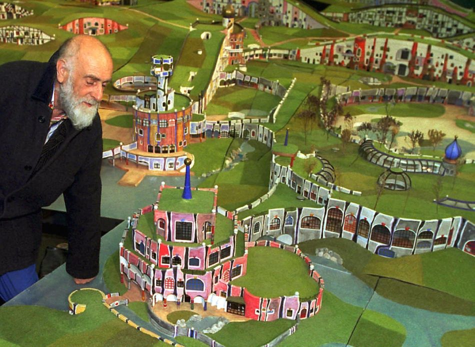 Friedensreich Hundertwasser Vor zwanzig Jahren, am 19. Februar 2000, starb Friedensreich Hundertwasser an Bord des Kreuzfahrtschiffs Queen Elizabeth 2 in der Nähe von Brisbane. Seine Kunst findet bis heute begeisterte Anhänger, aber er entfachte auch Kontroversen. In seinen Ansichten war er kompromisslos.
Hundertwasser kam am 15. Dezember 1928 in Wien zur Welt. Ursprünglich hiess er Stowasser, wobei die slawische Vorsilbe Sto die Zahl Hundert bedeutet. Seie Jugend stand in Zeichen des Nationalsozialismus. Mit sehr viel Glück überlebten seine Mutter und er die Zeit des Nationalsozialismus.
Hundertwasser war hauptsächlich Maler und Architekt. Er war ein Gegner gerader Linien und rechter Winkel. Künstlerisch wurde Hundertwasser international stark beachtet und konnte zahlreiche Erfolge verbuchen. Er reiste viel und lebte zeitweilig in Frankreich, Japan und in den USA. Politisch war er aber eher ein Sonderling. Er polemisierte heftig gegen den EU-Beitritt von 1988. Schon vorher hatte er sich über die Umgestaltung der österreichischen KFZ-Kennzeichen echauffiert.
Trotz einiger Absonderlichkeiten ist Hundertwasser einer der bedeutendsten und kreativsten bildenden Künstler des 20. Jahrhunderts. Das Foto entstand 1997 und zeigt Hundertwasser vor einem Modell für ein Freizeit- und Wohngebiet für das österreichische Blumau anlässlich einer internationalen Briefmarkenausstellung in Köln. (Foto: Keystone/EPA/DPA/Hartmut Reeh)