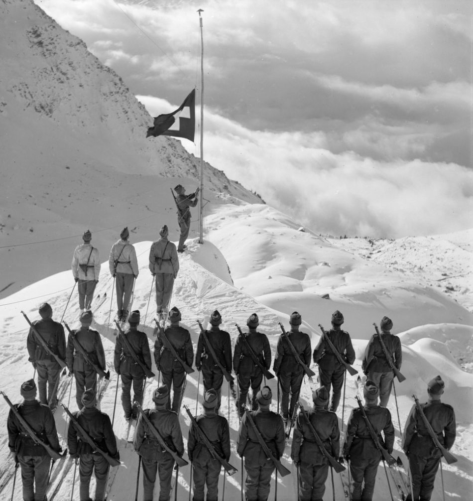 Mobilmachung Vor achtzig Jahren, am 29. August 1939, begann die Schweiz mit der Mobilmachung. Als erstes waren davon die Grenztruppen betroffen. Am 2. September 1939 erfolgte die "allgemeine Mobilmachung", in der insgesamt 450´000 Soldaten zum aktiven Dienst befohlen wurden. Auch etwa 10´000 Frauen wurden für Hilfsdienste einberufen.
Bals Bild entstand am 29. August 1939 und zeigt die rund 40 Mann starke Skitruppe beim Fahneneid nahe der Cabane du Mont Fort-Huette des SAC's im Kanton Wallis. (KEYSTONE/PHOTOPRESS-ARCHIV/Str)