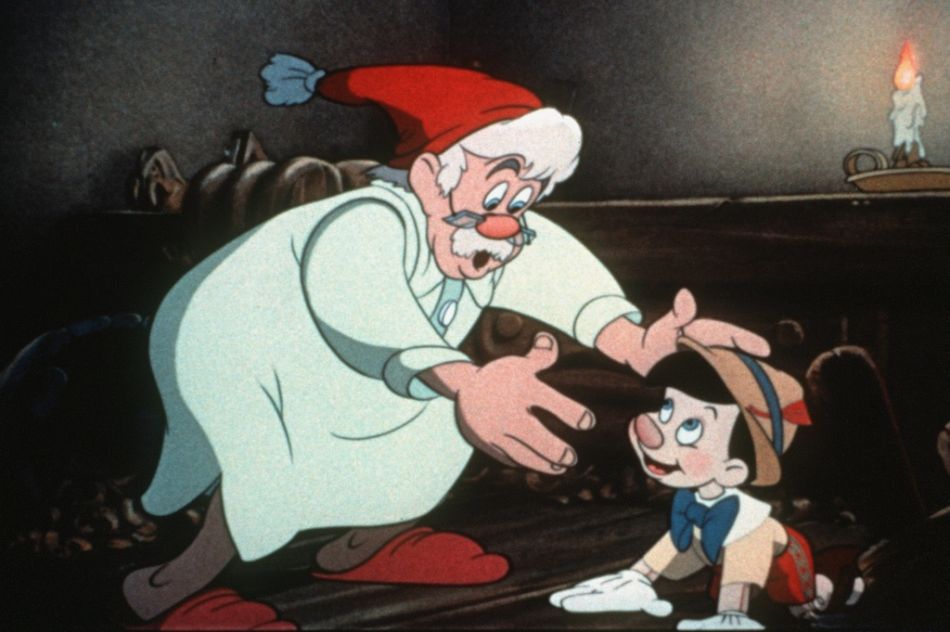Pinocchio Vor 80 Jahren, am 7. Februar 1940, kam "Pinocchio", ein Märchen des italienischen Schriftstellers C. Collodi von 1881, in die amerikanischen Kinos. Das Geschichte um den Meister Cepetto, einem Holzschnitzer, der mit Pinocchio eine Figur schuf, die sich verselbständigte und diverse Abenteuer zu bestehen hatte, hat nicht nur Kinder begeistert. Jedenfalls wurde die Verfilmung von Walt Disney, die zweite dieser Art nach "Schneewitchen und die sieben Zwerge", vom Publikum sehnsüchtig erwartet und von der Kritik enthusiastisch gefeiert.
Allerdings erwies sich dieser Film nicht als ebenso grosser Kassenschalger wie Schneewitchen und die sieben Zwerge. Doch erwies sich der Film als Klassiker, der bis heute sein Publikum findet. 1994 wurde der Film ins National Film Registry aufgenommen, ein Verzeichnis für als besonders erhaltenswert geltende US-Filme. Der Film gehört laut dem American Film Institute zu den 100 inspirierendsten Filmen der Vereinigten Staaten.
Das Bild zeigt den Holzschnitzer Meister Cepetto mit Pinocchio. (Foto: Keystone/EPA/Warner Bros/Str)