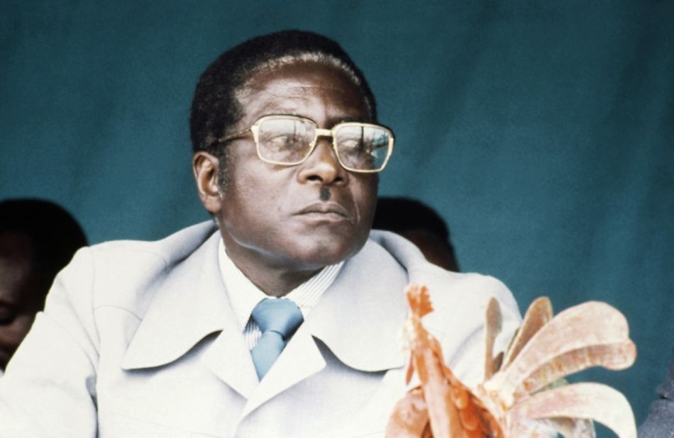 Vor vierzig Jahren, am 4. März 1980, siegte Robert Mugabe mit seiner „Zimbabwe African National Union“ (Zanu) überraschend bei den Parlamentswahlen. Er wurde damit der erste schwarze Premierminister von Zimbabwe.

Das Land hat diesen Sieg teuer bezahlt. Zwar erzielte Mugabe zunächst Erfolge im Gesundheits- und Bildungssektor. Aber seit den 1990er Jahren veränderte sich die Politik seiner Regierung. Intransparenz und Korruption nahmen zu, während seine ehemals grosse Popularität bei der Bevölkerung und sein Ansehen im Ausland abnahmen. Mehrere Auszeichnungen aus den 1980er Jahren wurden Mugabe wieder aberkannt.

Mugabe regierte das Land ab etwa 2000 offen als Diktator. Er enteignete und vertrieb die weissen Farmer. Es kam immer häufiger zu Hungersnöten. Dazu gab es schwere Menschenrechtsverletzungen, die zum Ausschluss Simbabwes aus dem Commonwealth führten. Mugabe wurde die Einreise in die Europäische Union mit Ausnahme von Besuchen von Veranstaltungen der Vereinten Nationen und des Heiligen Stuhls verweigert.

Das Foto entstand während des Wahlkampfes im Februar 1980 irgendwo in Zimbabwe. (Foto: Keystone/AP/Louise Gubb)