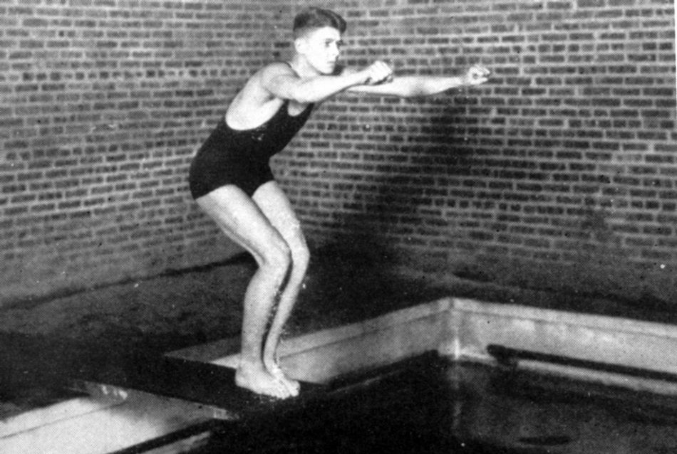 Ronald Reagans Kopfsprung Wer ist dieser Herr, der versucht, einen korrekten Kopfsprung zu absolvieren? Der Instruktor hat ihm wohl gesagt, dass er den Blick weit nach vorn richten muss, damit der Sprung nicht zu kurz ausfällt.
Aus heutiger Sicht wirkt der Badeanzug besonders drollig, denn der männliche Körper bekommt dadurch fast schon weibliche Züge. So war nun einmal die damalige Bademode – das Foto stammt vom März 1930. An einem privaten College in Illinois fand eine Art Schwimmfest statt.
Aber zurück zu dem springenden Herrn. Mit ein bisschen Fantasie kann man sich vorstellen, dass er eine gewisse Begabung darin hat, Anweisungen in Bezug auf Haltung, Bewegung oder auch Mimik umzusetzen. Tatsächlich sollte aus dem springenden 19-Jährigen ein sehr bekannter Schauspieler werden.
Weltruhm erlangte er allerdings in einer anderen Rolle: Präsident der Vereinigten Staaten von Amerika. Dieses Amt übte Ronald Reagan von 1981 bis 1989 aus. Er starb 2004 nach einer langen Erkrankung an Alzheimer. (Foto: Keystone/ AP Photo/Eureka College Yearbook)