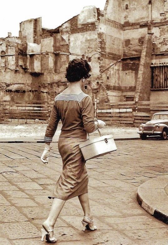 Auch mehr als zehn Jahre nach dem Zweiten Weltkrieg lagen noch manche Häuser und Mauern in Mailand in Trümmern. Das Bild aus dem Jahr 1956 wurde nahe der Piazza Vetra im Zentrum der Stadt aufgenommen.

(Foto: PD, mit freundlicher Genehmigung „Navigli Foto“, Vicolo Lavandai)
