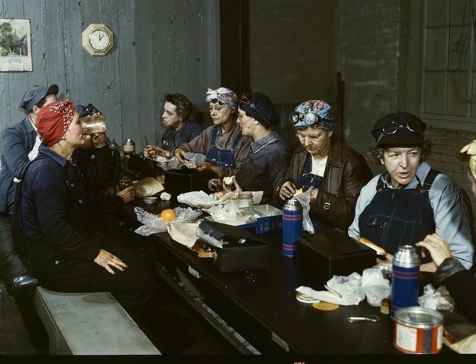 Viele amerikanische Frauen mussten während des Zweiten Weltkrieges harte Arbeiten verrichten, die früher Männern vorbehalten waren. Da die Männer im Krieg waren, mussten die Frauen einspringen. Das Bild wurde im April 1943 aufgenommen. Es zeigt Unterhaltsarbeiterinnen im Städtchen Clinton im amerikanischen Bundesstaat Iowa währen der Mittagspause in der Kantine der Eisenbahngesellschaft „Chicago and North Western Railway Company“. Die Frauen hatten die Aufgabe, die Eisenbahnwagen und die Lokomotiven zu reinigen und zu schmieren. 

Die Aufnahme stammt aus einer Serie von Fotos, die die amerikanische Regierung in Auftrag gegeben hatte. Mehrere Fotografen wurden beauftragt, das Leben in den USA während des Zweiten Weltkrieges zu dokumentieren. Schwerpunkte waren: Frauenarbeit, das Leben auf dem Land, Mobilmachung, die Arbeit in Fabriken und der Unterhalt von Eisenbahnen. (Foto: Library of Congress, Washington, Fotograf: Jack Delano)

Die „Chicago and North Western Railway Company“, für die die Frauen arbeiteten, betrieb eine Strecke von Chicago via Clinton bis in den Bundesstaat Wyoming. 1959 wurde die Gesellschaft von der „Union Pacific“ übernommen. 

Laut der Bildlegende heisst die Frau links im Bild Marcella Hart. Sie soll drei Kinder haben. Der Namen der Frau rechts wird mit Elibia Siematter angegeben.

(J21)