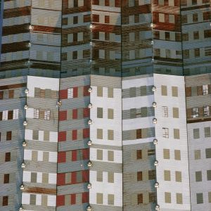 Dach einer Werkhalle in Yokohama, Japan 1982. Der Augenschein täuscht: nicht Ansicht ist Sache, sondern Aufsicht. Nicht die Fassade eines Hochhauses, sondern der Ausschnitt eines Industriedachs. Für Farbe sorgt der Anstrich, der das Blechdach vor Korrosion schützt. Ventilatoren auf den Dachfirsten für Belüftung und Entlüftung sowie durchscheinende Paneele, die Tageslichtflächen im Dach, sind weitere graphische Bildelemente,

(Copyright Georg Gerster/Keystone)

http://www.georggerster.com/