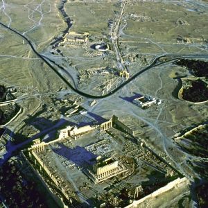 Copyright: Georg Gerster/Keystone
 An Säulen-Herrlichkeit kann sich im Vorderen Orient keine andere archäologische Fundstätte mit Palmyra in der syrischen Wüste messen.

Ein Leitmotiv hellenistisch-römischer Stadtschöpfungen, die Kolonnadenstrasse, war da zu stupender Pracht gesteigert: 1100 m ist sie lang, ein Bindestrich zwischen dem grandiosen Tempel des Baal und einem Grabtempel, Teil einer Nekropole mit Grabtürmen, Grabkapellen und Felsengräbern. Beiderseits der Strasse aufgereiht sind Tempel, Theater, Thermen und Tavernen, Märkte, Läden und Plätze. Ein märchenhafter Mischmasch babylonischer, aramäischer, phönikischer, parthischer und arabischer Götter prägte Kult, Architektur und Bauornamentik. Karawanenhandel mit Luxusgütern begründete Palmyras Reichtum; es verstand sich aufs Abzocken mit Steuern und Zöllen. Nach der Annexion Syriens durch Rom im Jahr 63 v. Ch. fieberte es in einem Bauboom, und in Rom wimmelte es bald von Syrern, sodass Juvenal spottete, neuerdings münde der Orontes in den Tiber. Übermut und Rebellion der Palmyrenerin Zenobia stürzten aber zuletzt die Stadt vom Glanz ins Elend; Kaiser Aurelian plünderte und zerstörte Palmyra 272. Meteorisch hatte das Palmyrenische Reich aufgeleuchtet, wie ein Meteor erlosch es; das vordem weltstädtische Palmyra verglomm in der Provinzialität einer römischen Garnisonsstadt am arabischen Limes. Seine Ruinen kamen 1980 zu Welterbe-Würde und -Schutz. Im Bürgerkrieg hat aber jetzt die Antikenverwaltung keinen Biss mehr, Palmyra ist ein Paradies für Raubgräber und Diebe. Bei Besuchen in neuerer Zeit war die Präsenz der syrischen Armee in Palmyra stets offenkundig; sie besetzte zeitweilig die Mameluckenburg (im Bild oben rechts) als Ausguck und Bollwerk. Auch jetzt hat sie sich dort wieder verschanzt: Asads Soldaten feuern dem Vernehmen nach aus der Burg auf alles, was sich zwischen den Ruinen bewegt. Und zum Spass auch mal auf ein Kapitell, eine Säule, einen Tempel...

Jahr der Aufnahme: 1997 (Copyright Georg Gerster/Keystone)
