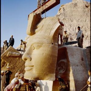 Pharao Ramses - Der Gottkönig verliert sein Gesicht
Am 10. Oktober 1965, 6 Uhr 10, verlor Pharao Ramses sein Gesicht – wohl der spektakulärste Moment in der von l963 bis 1968 dauernden Bergung der Felsentempel von Abu Simbel am nubischen Nil. In einem Wettlauf mit der organisierten Sintflut hinter dem Hochdamm von Assuan wurden die Tempel in praktikable Happen zersägt und landeinwärts hochwassersicher wieder zusammengeklebt - ein technisches Bravourstück sondergleichen. Die UNESCO erklärte das Bergungsprojekt zu einer kulturellen Reifeprüfung der Völker: herausragende Kulturgüter gehören allen und sind daher auch allen zum Schutz befohlen.

Die Rettung Abu Simbels hatte zwar, was das internationale Sponsoring anging, ziemlich geharzt. Aber die hehre Überzeugung von einer globalen kulturellen Verantwortung wurde 1972 in der Welterbekonvention festgeschrieben. Die seither durch touristische Begehrlichkeiten zunehmend inflationierte Liste der Welterbestätten verzeichnet heute 936 Kultur- und Naturdenkmäler in 153 Ländern. Jahr der Aufnahme: 1965 (Copyright: Georg Gerster/Keystone)