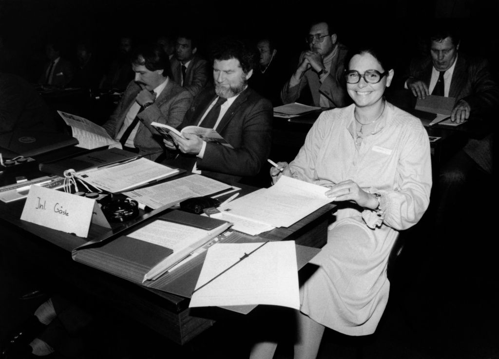 Die erste schweizerische Bundespräsidentin ist am 9. Januar 80 Jahre alt. Das Bild zeigt Ruth Dreifuss im Jahr 1982. 

Die Genfer SP-Politikerin amtet von 1993 bis 2000 als Bundesrätin und steht dem Departement des Inneren vor. Gewählt wurde sie nach der Nicht-Wahl von Christiane Brunner und dem Verzicht von Francis Matthey. Am 9. Dezember 1998 wird sie von der Vereinigten Bundesversammlung mit 158 Stimmen (bei einem absoluten Mehr von 106 Stimmen) zur ersten Bundespräsidentin der Schweiz gewählt. (Foto: Keystone/Str)
