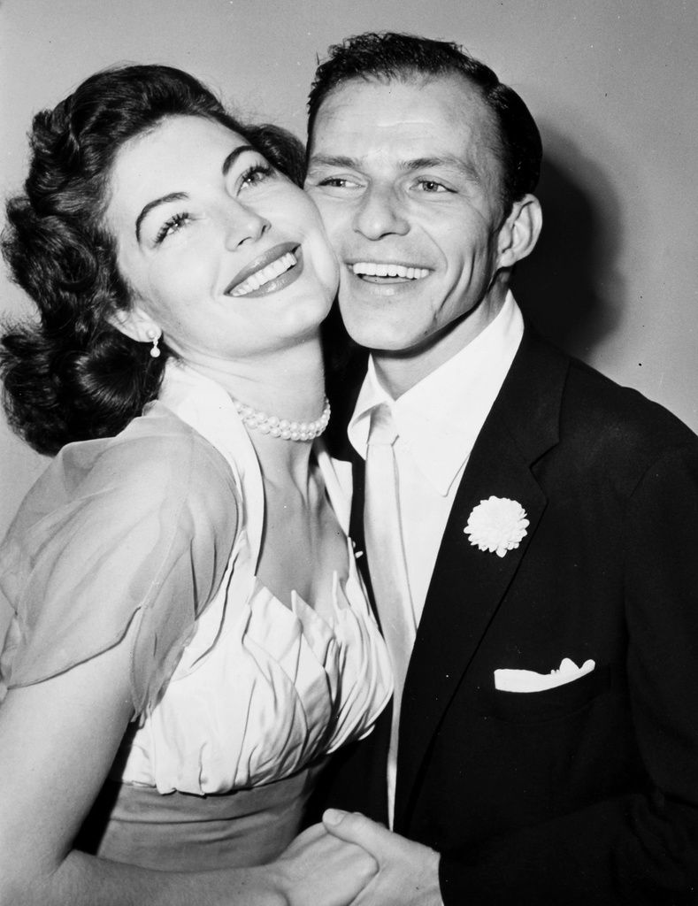Sie war das Sex-Symbol der Vierziger- und Fünfzigerjahre und war dreimal verheiratet, unter anderem mit Frank Sinatra. Das Bild zeigt die beiden nach ihrer Hochzeit am 7. November 1951. Für ihre Rolle im Film „Mogambo“ erhielt sie eine Oscar-Nominierung als beste Hauptdarstellerin. Vor dreissig Jahren, am 25. Januar 1990, starb Ava Gardner. 

1946 schaffte sie mit Robert Siodmaks Film „Rächer der Unterwelt“ den Durchbruch (an der Seite von Burt Lancaster). International berühmt wurde sie durch die Hemingway-Verfilmung „Schnee am Kilimandscharo“ (1952). 1968 war sie in „Mayerling“ als Elisabeth von Österreich-Ungarn neben Catherine Deneuve und Omar Sharif zu sehen. Sie starb in London im Alter von 68 Jahren nach mehreren Schlaganfällen und einer Lungenentzündung. (Foto: Keystone/AP)
