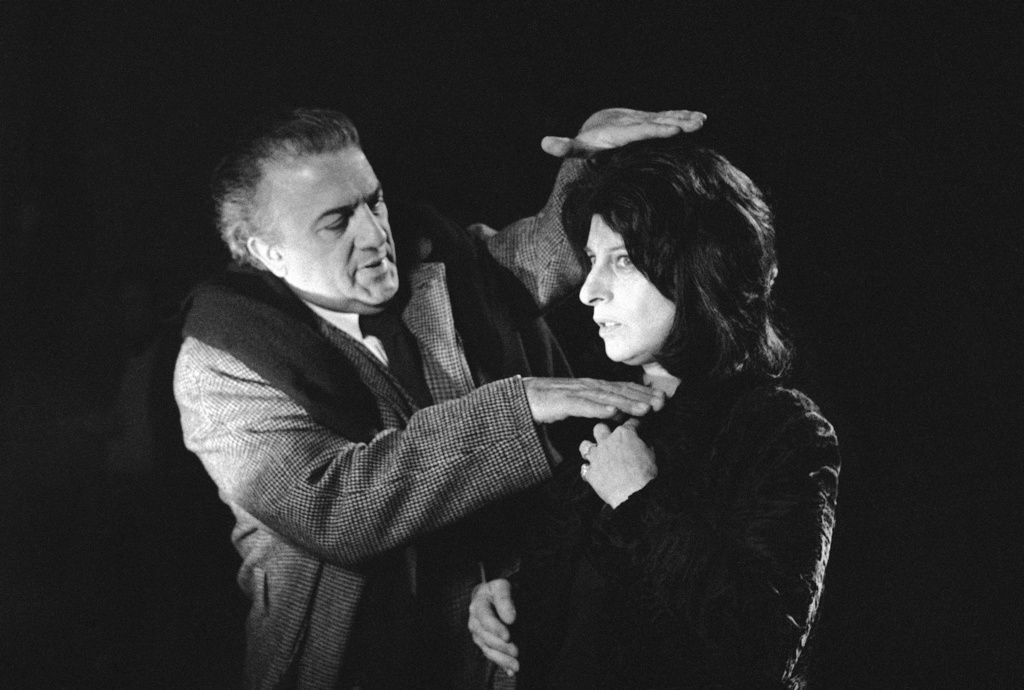 Vor 100 Jahren, am 20. Januar 1920, wurde Federico Fellini in Rimini geboren. Das Bild zeigt ihn 1971 bei den Dreharbeiten für den Film „Roma“ mit der Schauspielerin Anna Magnani. Der Regisseur gibt dem Kameramann Anweisung, wie er das Gesicht von Magnani „cadrieren“ soll. „Roma“ ist ein fantastisches Porträt der italienischen Hauptstadt – eine Mischung aus Gegenwart und Realität. Anna Magnani gehörte zu den wichtigsten italienischen Schauspielerinnen.

Fellini starb am 31. Oktober 1993: Zu seinen wichtigsten Filmen gehören: „La strada“, „La dolce vita“, „Boccaccio 70“, „8½“, „Giulietta degli spiriti“, „Satyricon“, „Roma“, „Amarcord“, „Fellinis Casanova“, „Prova d’orchestra“, „La città delle donne », „E la nave va“, „Ginger e Fred“, „Fellinis Intervista“, „La voce della luna“ u. a. 