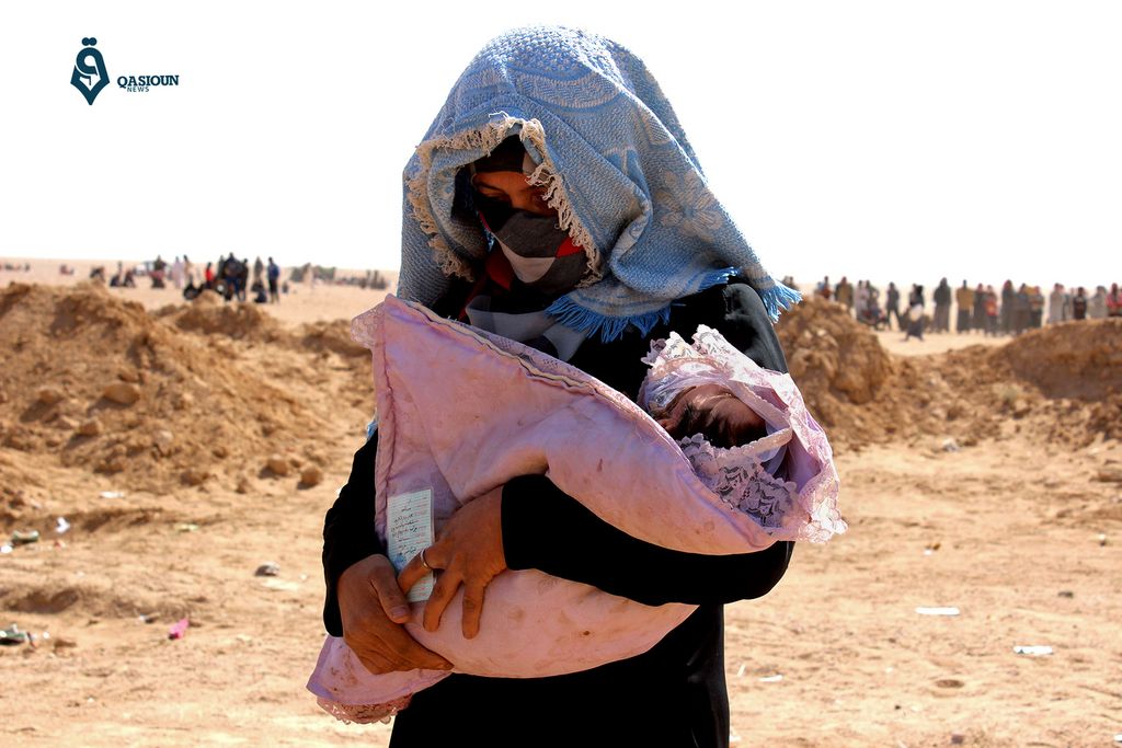 Oktober: Ihr gelang die Flucht aus der nordirakischen Metropole Mosul. Mit ihrem Baby ist sie über die Grenze nach Syrien geflohen und im Gouvernement al-Hasaka angekommen. Die Uno rechnet mit „einer humanitären Katastrophe biblischen Ausmasses“. Bis zu einer Million Menschen könnten demnächst aus Mosul flüchten. Die Hilfswerke sind mit einem solchen Ansturm überfordert. Inzwischen rücken die irakischen, kurdischen und sunnitischen Streitkräfte weiter auf die vom „Islamischen Staat“ gehaltene Metropole vor. 
