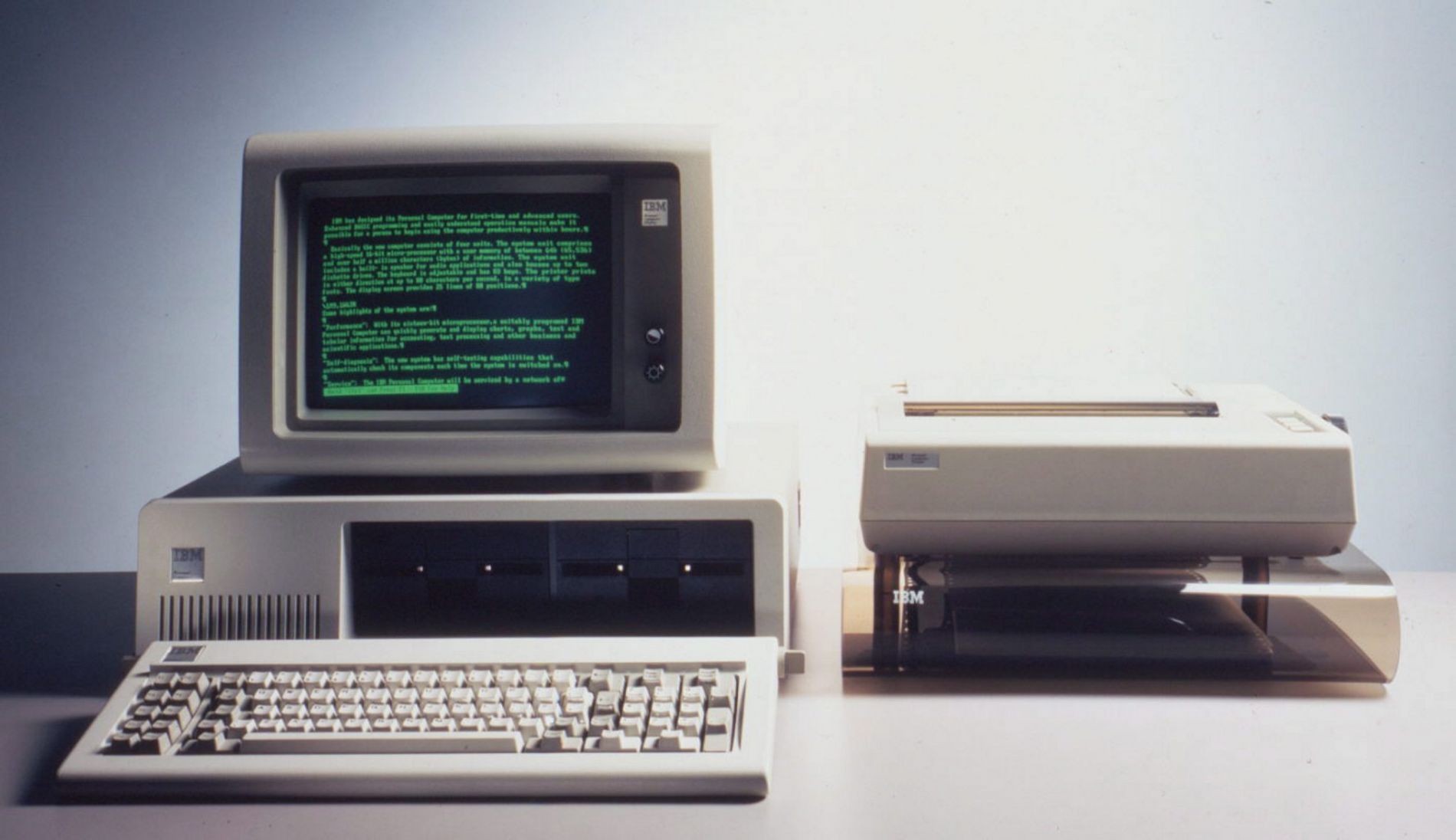 Dieses Foto ist 40 Jahre alt, gefühlt sind es mindestens 100 Jahre. Man kann es heute kaum glauben, dass der erste PC von IBM erst vor 40 Jahren auf den Markt kam, genauer am 11. August 1981.

Er kostete 3280 Dollar. Der eigentliche Computer wog 11 Kilo und liess sich quer unter den Monitor legen. Man erinnert sich noch gut an das Gebrumme der Lüftung. Gemessen an dem gewaltigen Platz, die die Vorgänger beansprucht hatten, war das ein gigantischer Fortschritt. Aber was sollte man mit diesem Ding eigentlich anfangen?

IBM warb mit Anwendungen für Büros und Verwaltungen, also mit der effizienten Erstellung und Verwaltung von Listen aller Art. Und dann gab es die Verlockungen der Textverarbeitung. Das war auch für Privatleute attraktiv. Aber was konnte ein normaler Haushalt sonst noch mit dieser technischen Neuerung anfangen? Die Marketingleute schlugen die Erstellung von Einkaufslisten und die Verwaltung der Bestände in Gefriertruhen und Kühlschränken vor. Man konnte sich nicht im Entferntesten vorstellen, dass der Computer das gesamte Leben umkrempeln würde. (Foto: Keystone/EPA/IBM/HO)

(J21)