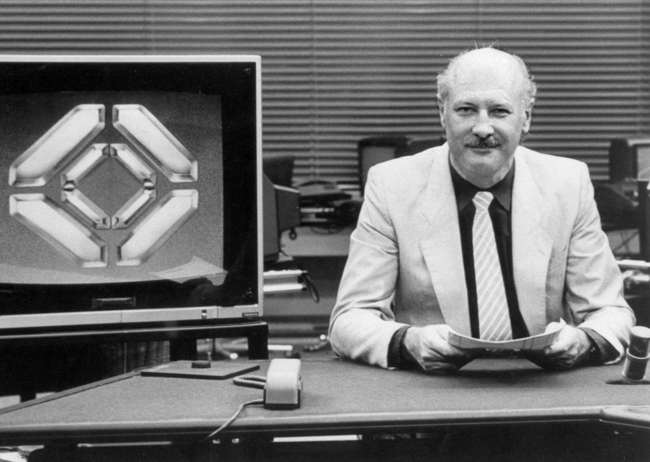 Journal21 gratuliert: Unser Freund und Kollege Erich Gysling feiert heute Samstag seinen 85 Geburtstag. Er arbeitete unter anderem für die (frühere) Weltwoche und gehört zu den Mitbegründern der Rundschau. Er war Chefredaktor des Schweizer Fernsehens und Redaktionsleiter der Tagesschau. Das Bild ist 34 Jahre alt und zeigt ihn am 26. August 1987 im Studio des Schweizer Fernsehens.

Seit seiner Zeit beim Schweizer Fernsehen tritt er in verschiedenen Medien als Chefkommentator politischer Ereignisse auf und ist Vortragsreisender. Er spricht zwölf Sprachen, unter anderem Arabisch, Farsi und Kisuaheli. (Foto: Keystone/Str)