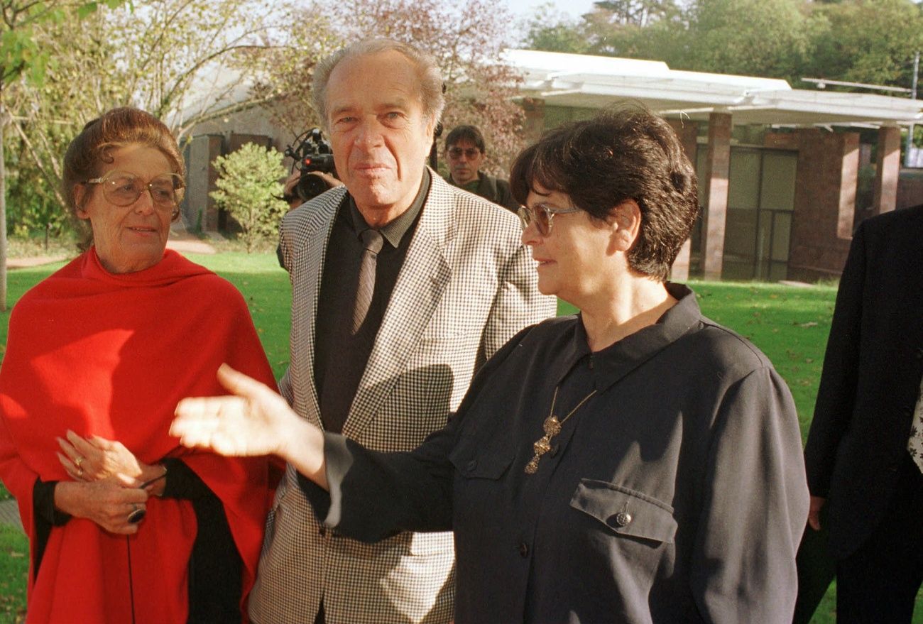Bundesrätin Ruth Dreifuss eröffnet am 18. Oktober 1997 das Museum von Ernst und Hildy Beyeler in Riehen (BS). Der Bau war von Renzo Piano entworfen worden. Der Galerist Ernst Beyeler, einer der weltweit bedeutendsten und angesehensten Kunstsammler, wurde vor hundert Jahren, am 16. Juli 2021, in Basel geboren. Er starb am 25. Februar 2010 in Riehen. (Foto: Keystone/Michael Kupferschmidt)

Die Sammlung der Fondation Beyeler enthält unter anderem Werke von Edgar Degas, Paul Cézanne, Claude Monet, Henri Rousseau, Vincent van Gogh, Wassily Kandinsky, Henri Matisse, Fernand Léger, Alberto Giacometti, Pablo Picasso, Juan Mirò, Paul Klee, Max Ernst, Piet Mondrian, Andy Warhol, Roy Lichtenstein.

Die Fondation macht jedes Jahr mit spektakulären Ausstellungen auf sich aufmerksam, so mit Werken von Paul Klee (2017/18), Georg Baselitz (2018), Alberto Giacometti und Francis Bacon (2018), Der junge Picasso (2019), Edward Hopper (2020). Von Oktober 2021 bis Januar 2022 ist eine Ausstellung mit Werken von Francisco de Goya geplant.

(J21)
