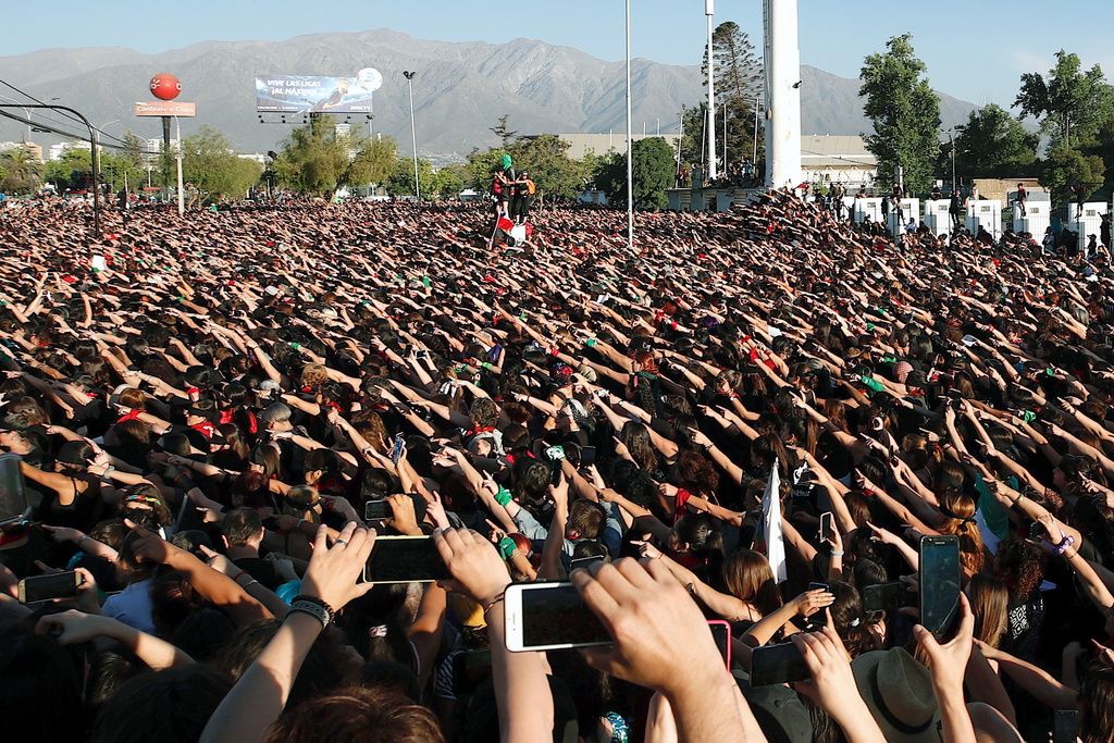 Zehntausende Chileninnen versammeln sich im Nationalstadion in Santiago und protestieren gegen sexuelle Gewalt gegen Frauen und tanzen eine Performance mit dem Titel „Der Vergewaltiger bist Du!“. Das Stück wurde zum ersten Mal am internationalen Tag gegen Gewalt gegen Frauen in Chile aufgeführt. Seitdem hat sich die Aktion über die Sozialen Medien unter den Hashtags #UnVioladorEnTuCamino und #LaTesis rasant verbreitet. In vielen lateinamerikanischen Ländern gehen inzwischen Frauen auf die Strasse, um gegen die massive Gewalt gegen Frauen zu protestieren. (Foto: Keystone/EPA/Alberto Valdes)