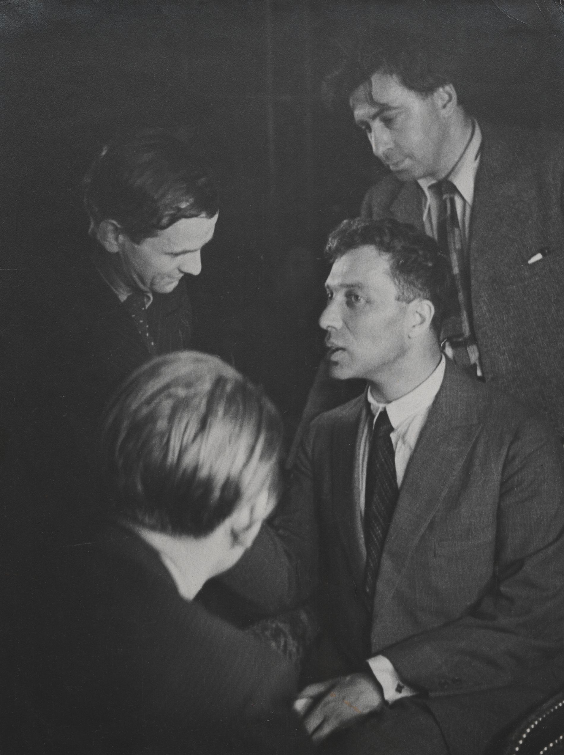 Boris Pasternak (sitzend), hinter ihm Ilja Ehrenburg, Gustav Regler und André Malraux (mit dem Rücken zur Kamera), Internationaler Schriftstellerkongress zur Verteidigung der Kultur, Paris, 1935 © Stanfordville, NY, Fred Stein Archive