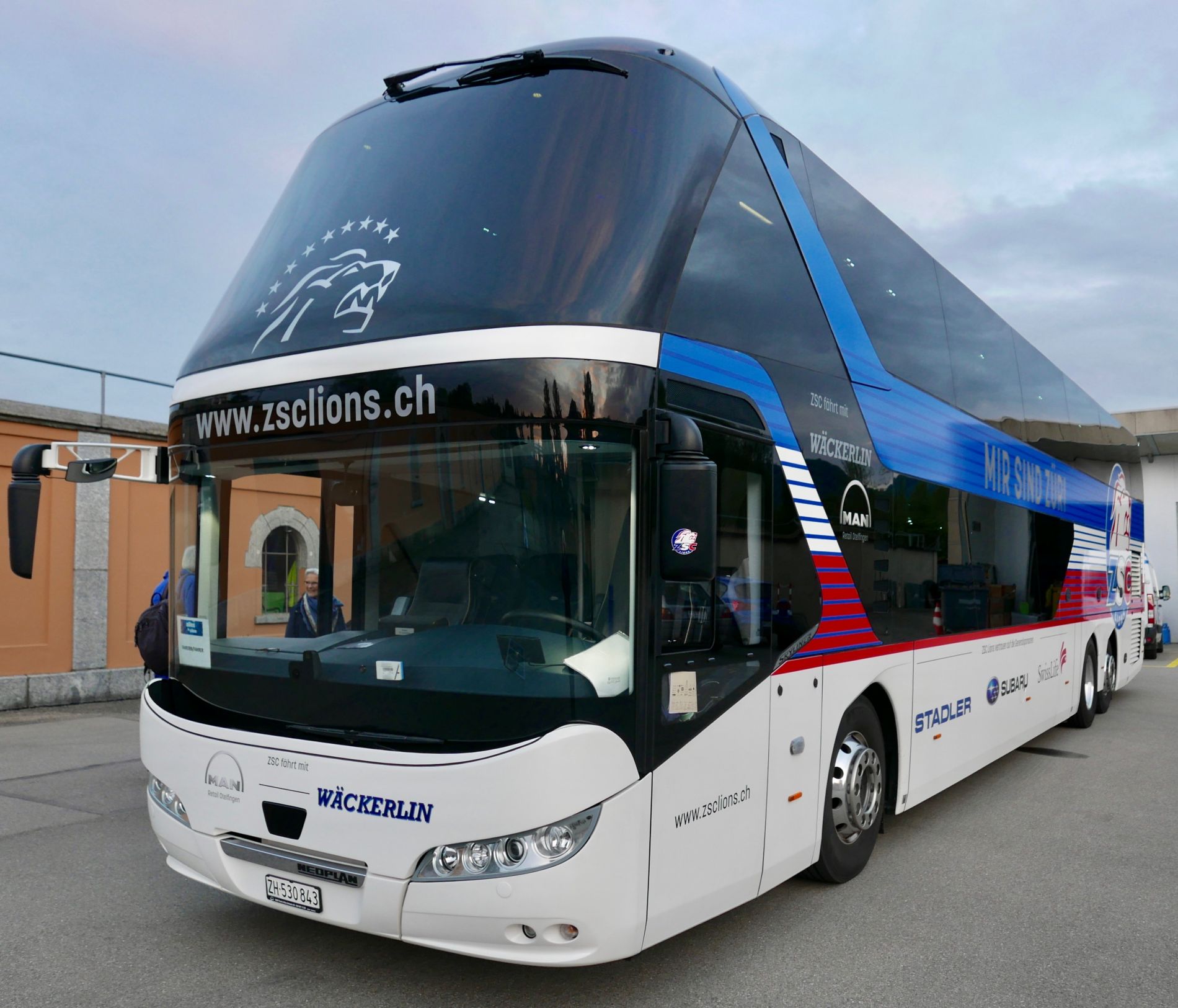 Mit dem Bus des zsclions unterwegs von Ort zu Ort
