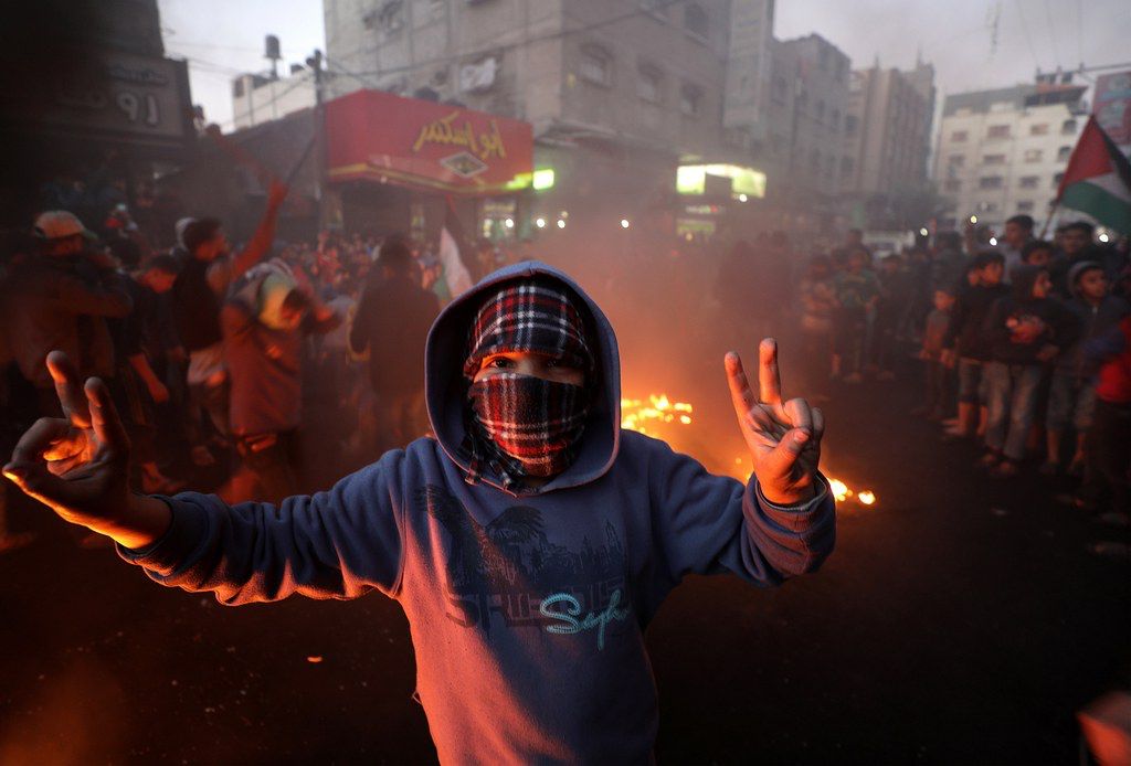 Palästinenser im Flüchtlingslager Jabaliya im nördlichen Gazastreifen demonstrieren gegen Trumps Entscheid, Jerusalem als israelische Hauptstadt zu anerkennen. In der gesamten muslimischen Welt ist es zu heftigen Protesten gekommen. (Keystone/EPA, Mohammed Saber) 
