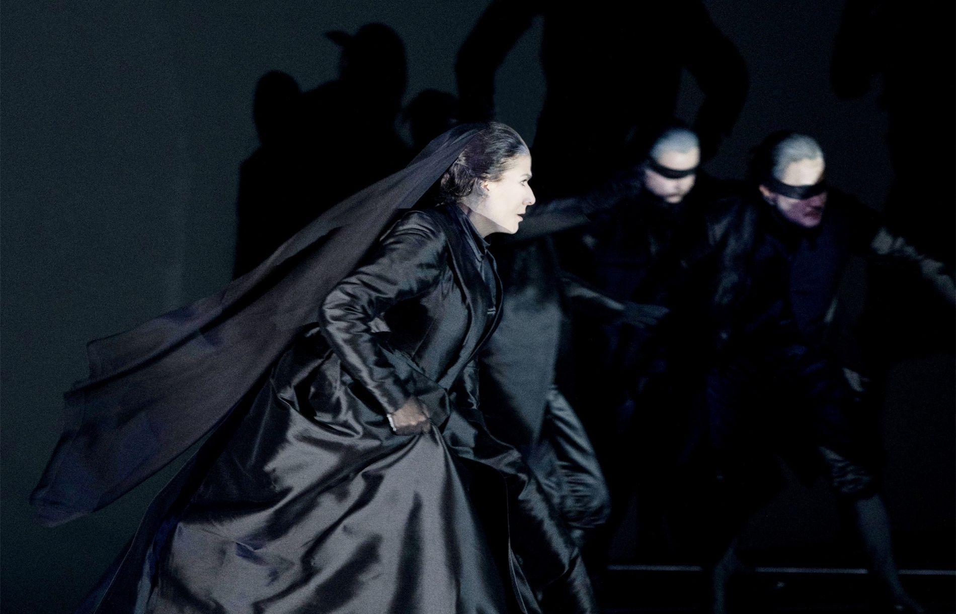 Cecilia Bartoli als «Iphigénie» - von Furien verfolgt  Foto: © Monika Rittershaus