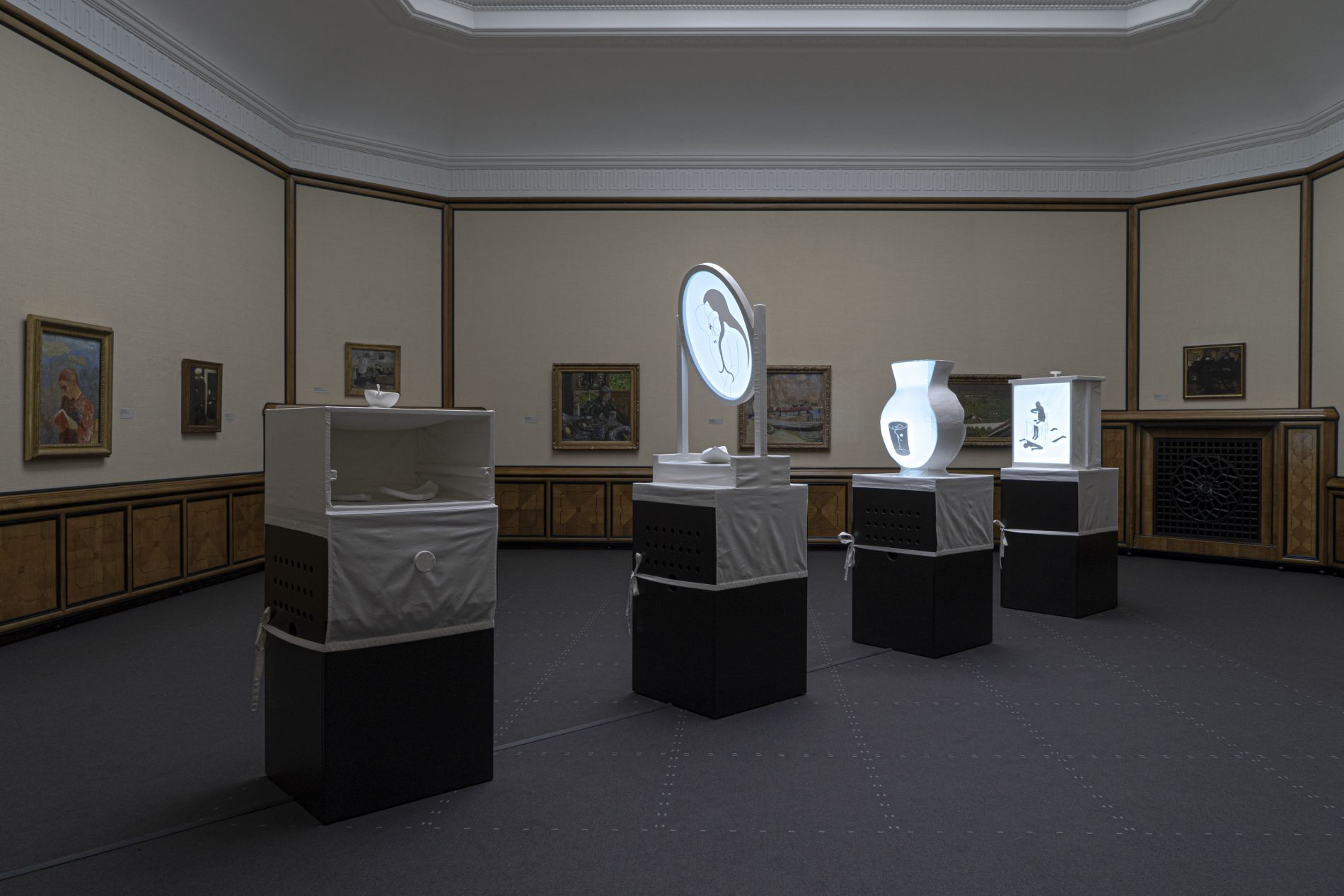 Yves Netzhammer (*1970): Nistplätze für Berührungen, 2006, Video- und Objektinstallation mit Sockel, Stoff, Keramik, 150 Zeichnungen; Schenkung Barbara und Eberhard Fischer; © Kunst Museum Winterthur, Foto: Reto Kaufmann