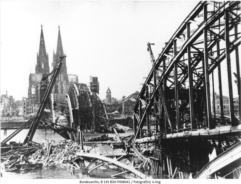 Köln, Hohenzollernbrücke, dahinter der Dom, 1945 (Deutsches Bundesarchiv, B 145 Bild-P008041)